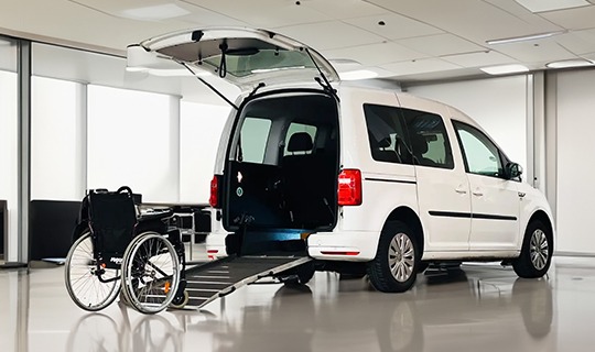 VW Caddy mit Rollstuhlrampe